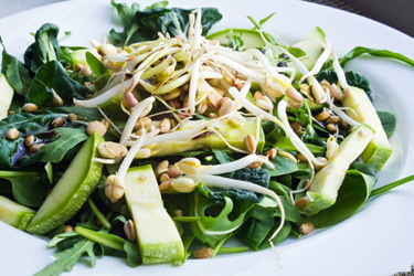 простой и вкусный салат из проростков и микрозелени