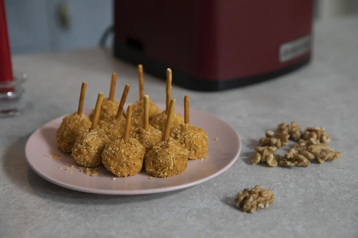 Сырные шарики рецепт в домашних условиях с помощью блендера с орехами