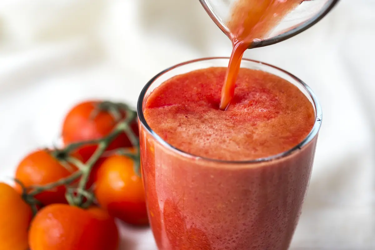 питание овощными и фруктовыми соками: микс малины и томата в новой соковыжималке Хюром