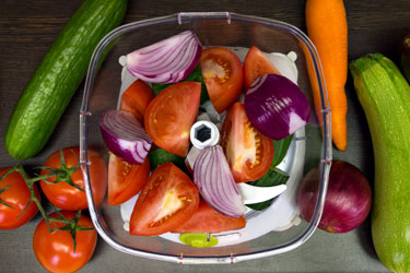Салат из томатов, огурцов и красного лука в измельчителе Konstar