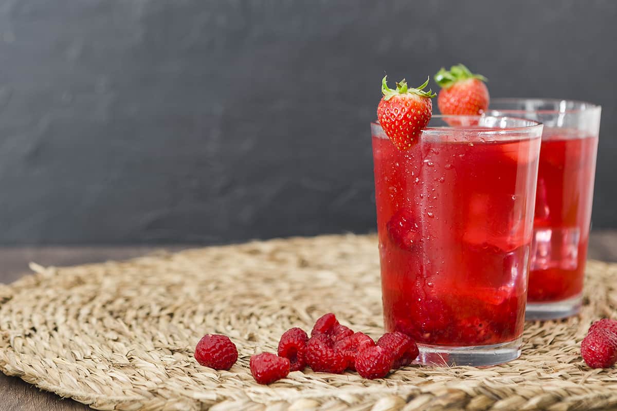 Клубничный чай с лимоном