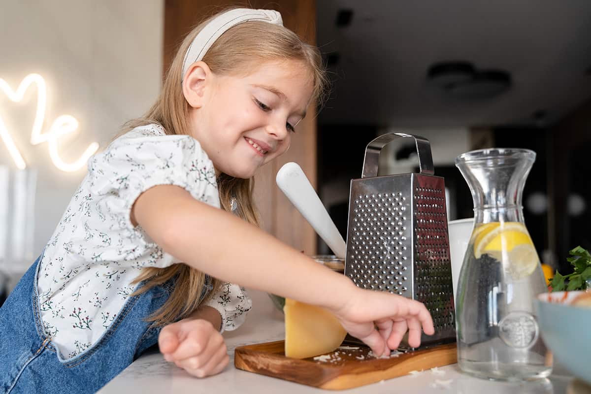 дети готовят еду сами