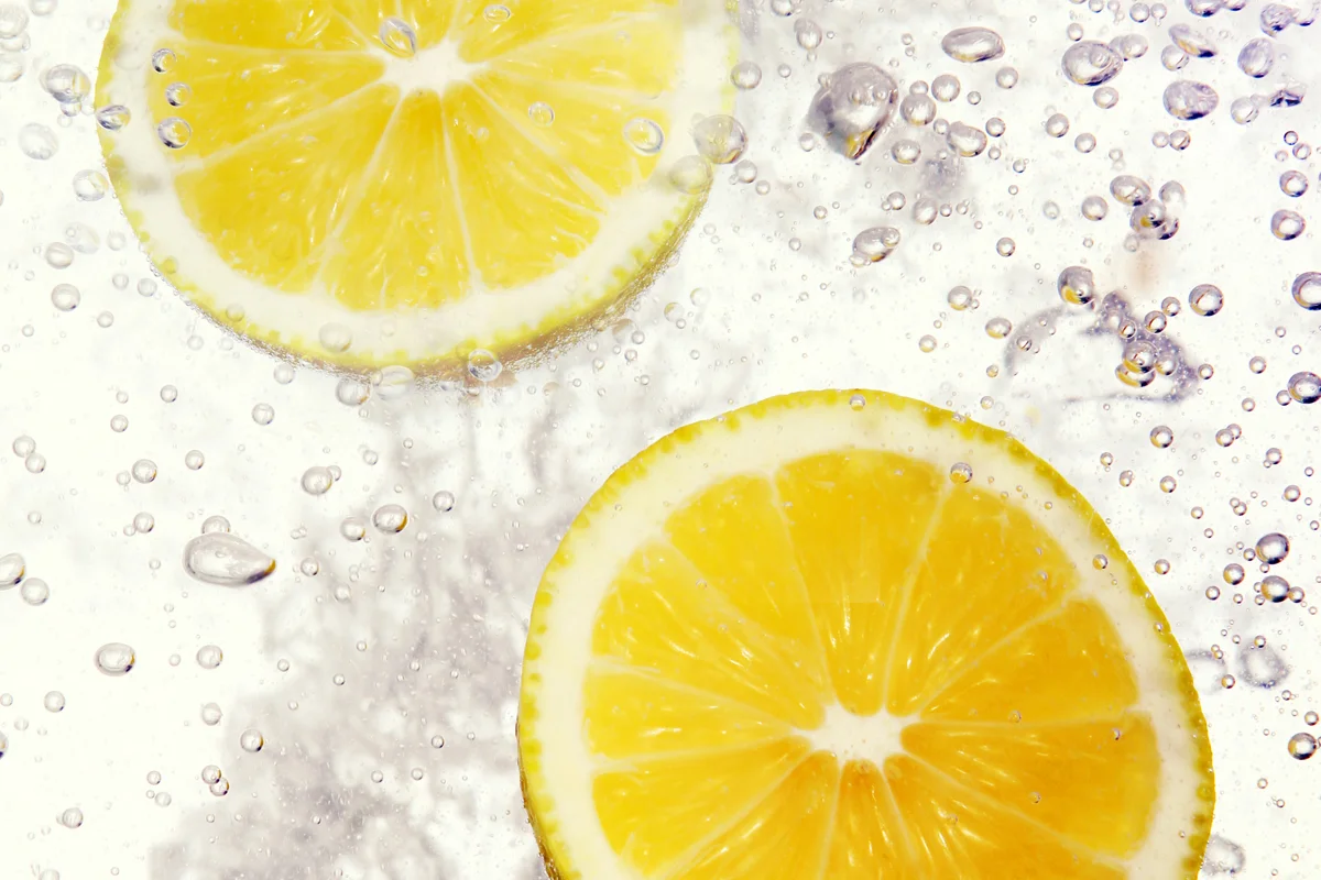 осветлитель из натурального свежевыжатого лимонного сока приготовить в домашних уссловиях осветлить волосы лимоном безопасно мягко рецепт