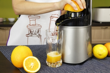 Апельсиновый сок с помощью насадки Hurom Citrus Squeezer на соковыжималке Hurom Alpha Plus H-AA