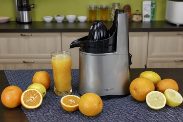 Апельсиновый сок с помощью насадки Hurom Citrus Squeezer на соковыжималке Hurom Alpha Plus H-AA