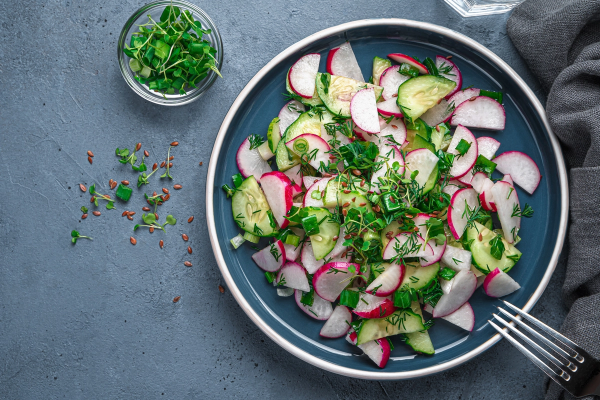 простой рецепт как приготовить салат с проростками и микрозеленью