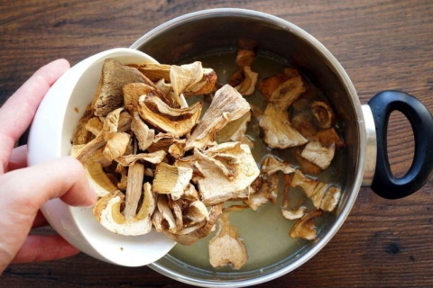 Рецепт: Крем-супа с сушеными грибами - Суп-пюре - Первые блюда - Готовить легко!