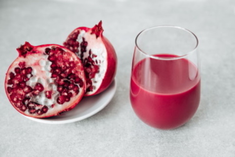 Гранатовый сок азербайджанский гранат 300 мл. Компот гранат. Сколько сока из граната. Сколько в гранате сока. Гранатовый сок состав.